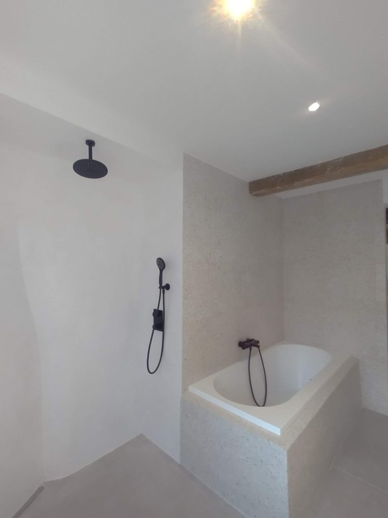 terrazzo onderbouw badkuip uit één stuk naadloos in Carrara marmer
