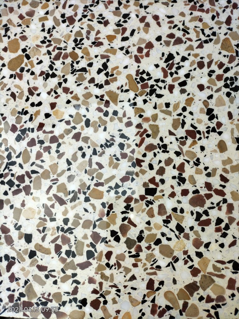 Terrazzo samenstelling rood bruin zwart grijs marmer