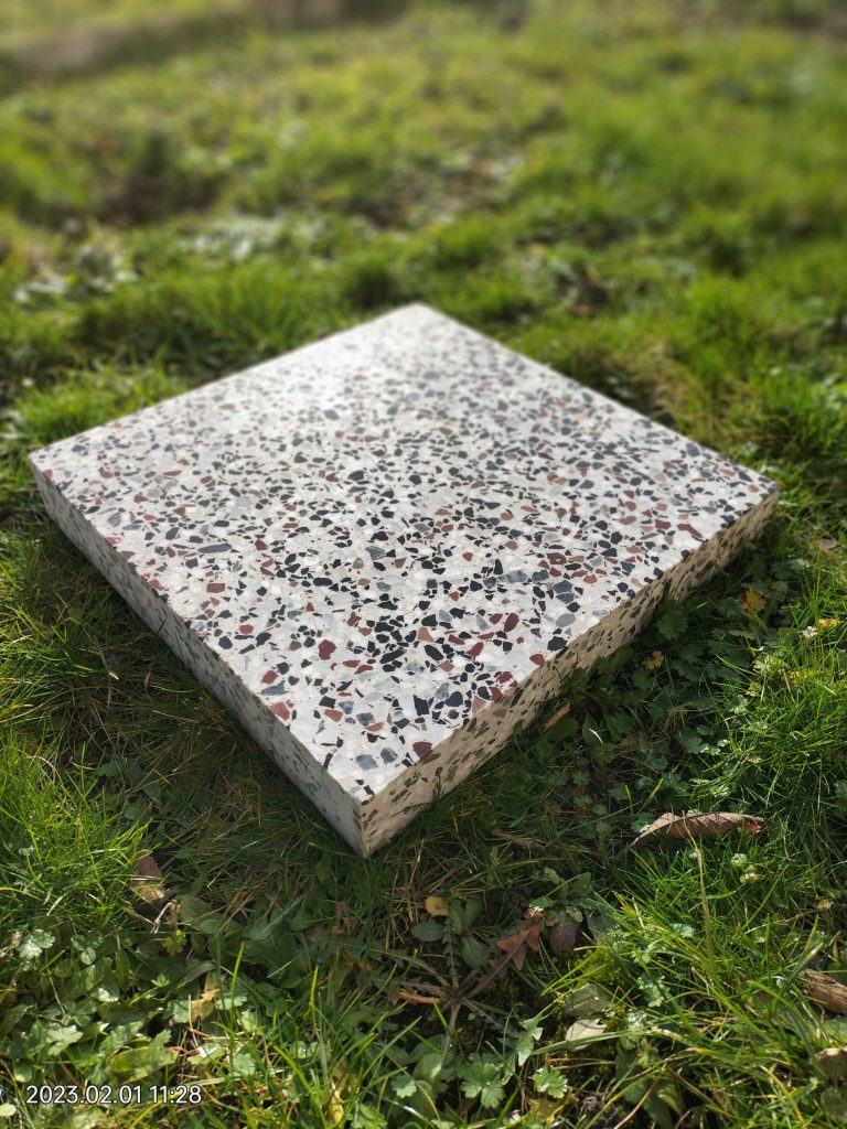 Terrazzo granito stapsteen in grijs rood zwarte marmer dikke tegel